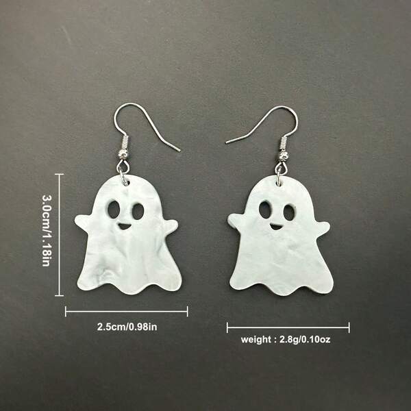 Ein Paar Halloween Geister Ohrringe. Lustiges Design. Süße Ohrringe und Ohrringe, die sich für das Tragen an Halloween eignen