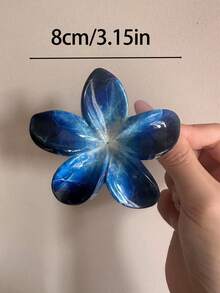3个8厘米/3.15英寸芙蓉花造型塑料发夹，蓝白相间，轻巧便携，适合日常休闲、派对、通勤、海滩、扎马尾、盘发、洗脸、化妆等场合，是时尚发饰的理想之选。这款发夹造型别致，适合女士日常佩戴，也可作为秋季、冬季或夏季的时尚发饰。 - 彩色 - 查看 4