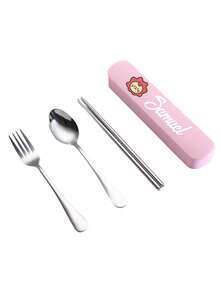 这款定制餐具套装饰有可爱的卡通狮子头图案，包含不锈钢叉子、筷子和勺子，便携设计，不锈钢材质，可重复使用，适合露营、野餐、徒步旅行、旅行、办公室、学校和宿舍等场合，方便携带，多种颜色可选，是学生和老师的理想礼物，也是开学季、假期和教师节的必备之选。 - 多色 - 查看 10