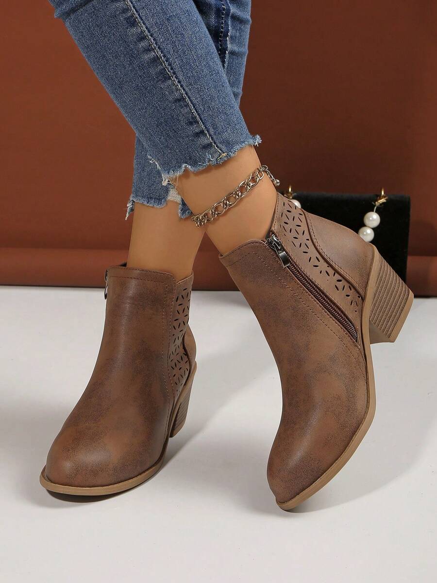 Botines cortos de mujer talla grande para otoño 2025, estilo clásico americano occidental, versátil, para ir al trabajo, de cuero, color marrón sólido, con diseño calado, tacón grueso, tacón medio, cremallera lateral, botines de tobillo