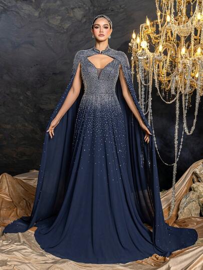 这款女士正式晚礼服采用引人注目的 V 领设计、优雅的 A 字裙摆和精致的披肩细节，使其成为盛大晚宴、颁奖典礼、慈善舞会、正式晚宴和婚礼的理想选择。