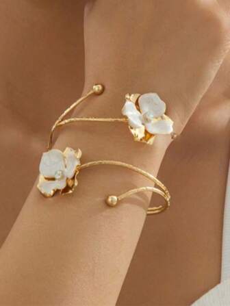 1 pieza Encantador brazalete multicapa de esmalte blanco con decoración de flor asimétrica con strass para mujeres