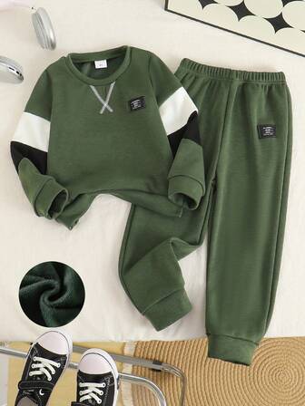 2 件套年轻男童不对称刺绣贴布圆领拼色长袖羊毛运动衫和纯色休闲直筒裤套装，秋冬