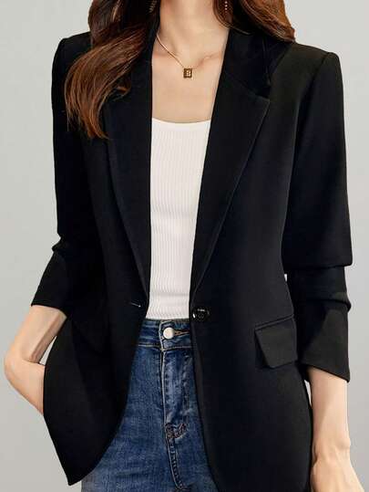Blazer negro clásico para mujer para primavera y otoño. Presenta un cierre de un solo botón y una abertura en el bajo de la espalda. Una vez puesto, irradia elegancia en todas partes. Esta blusa casual, diseñada especialmente para mujeres, es adecuada para diversas ocasiones como salidas diarias, cenas de boda, viajes al trabajo, reuniones, etc. También se puede usar como ropa de fiesta y es adecuada para las cuatro estaciones.