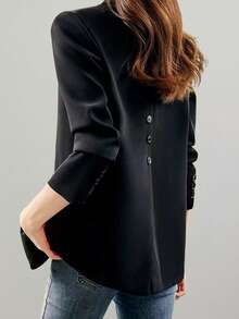 Blazer negro clásico para mujer para primavera y otoño. Presenta un cierre de un solo botón y una abertura en el bajo de la espalda. Una vez puesto, irradia elegancia en todas partes. Esta blusa casual, diseñada especialmente para mujeres, es adecuada para diversas ocasiones como salidas diarias, cenas de boda, viajes al trabajo, reuniones, etc. También se puede usar como ropa de fiesta y es adecuada para las cuatro estaciones.