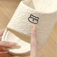 情侣款柔软舒适防滑厚底拖鞋一双，适合室内、浴室和户外穿着，夏季保暖，闺蜜节、宠物派对、狂欢节等场合皆宜。