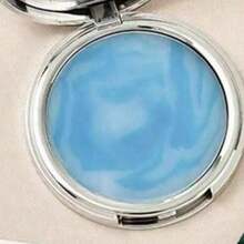 Polvo de molienda de lavanda con nubes blancas y cielo azul con esponja, polvo traslúcido mate y congelado para iluminar en un segundo.