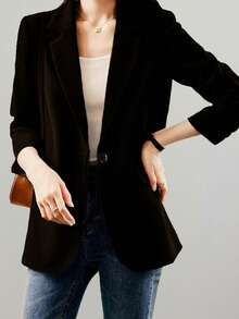 Blazer negro clásico para mujer para primavera y otoño. Presenta un cierre de un solo botón y una abertura en el bajo de la espalda. Una vez puesto, irradia elegancia en todas partes. Esta blusa casual, diseñada especialmente para mujeres, es adecuada para diversas ocasiones como salidas diarias, cenas de boda, viajes al trabajo, reuniones, etc. También se puede usar como ropa de fiesta y es adecuada para las cuatro estaciones.