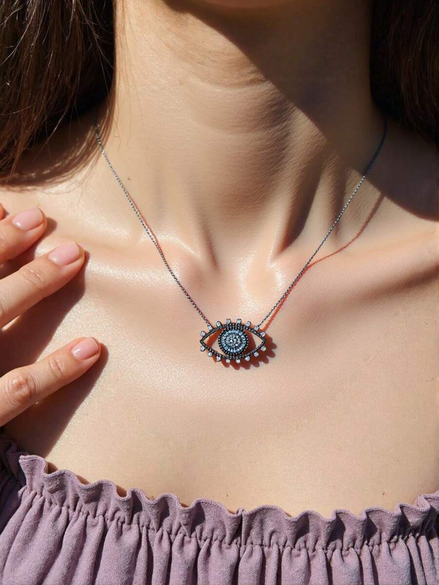 1 Peça de Colar de Olhos Azuis, um Colar Pingente de Zircônia Incrustado de Cobre. É um acessório elegante e criativo para vestidos formais, e também adequado para decorações de festas temáticas de Halloween. Pode ser dado como presente de Halloween para familiares e amigos, e também pode ser usado diariamente, sendo simples e elegante.