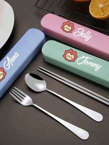 这款定制餐具套装饰有可爱的卡通狮子头图案，包含不锈钢叉子、筷子和勺子，便携设计，不锈钢材质，可重复使用，适合露营、野餐、徒步旅行、旅行、办公室、学校和宿舍等场合，方便携带，多种颜色可选，是学生和老师的理想礼物，也是开学季、假期和教师节的必备之选。 - 多色 - 查看 2