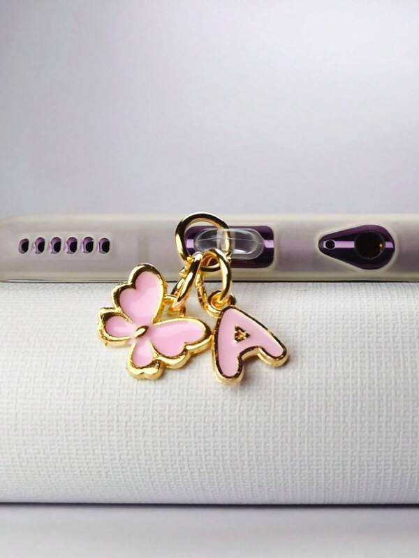 2-en-1 Papillon rose + 26 lettres Bouchon anti-poussière pour port de charge de téléphone, pendentif en alliage exquis, féminin, frais, doux et mignon. Accessoire de décoration pour port de charge de smartphone, tablette, écouteur, Kindle. Bouchon anti-poussière en silicone transparent. Convient comme petit cadeau. Étanche et anti-poussière pour le port de charge du téléphone. Compatible avec le connecteur Lightning/Type-C d'. Protège fermement le port de charge et ne se détache pas.