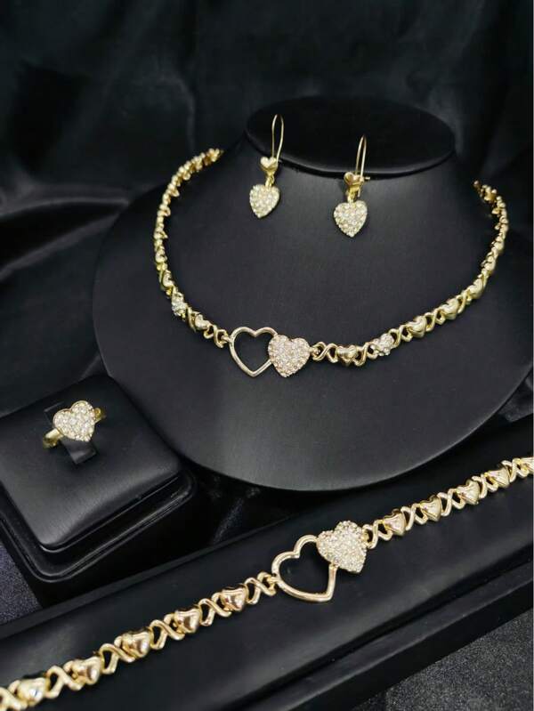 4 pièces Ensemble de bijoux femme avec collier, boucles d'oreilles, bracelet et bague en forme de cœur ajouré plaqué or avec strass. Convient pour les fêtes, mariages, anniversaires et autres occasions au Moyen-Orient, Dubaï, Afrique, Europe et Amérique