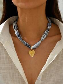 Colar com pingente de coração em dois tons, estampa de leopardo e correntes múltiplas, acessório perfeito para o dia a dia e férias, ideal para presentear mulheres.