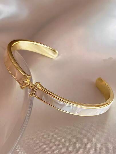 Bracelet jonc élégant et à la mode en acier inoxydable avec lettres ouvertes, bracelet de luxe pour les déplacements, bijou à la mode pour femme.