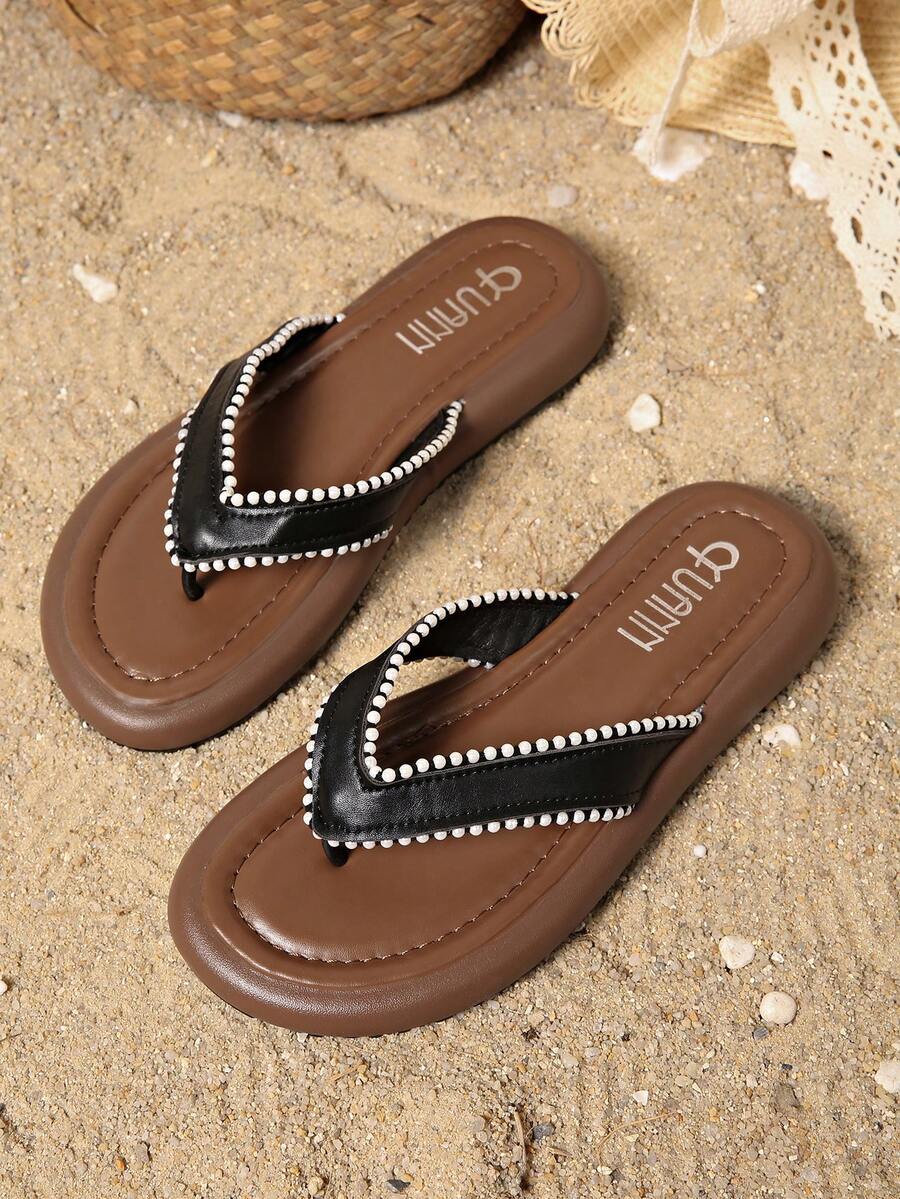 Dép lê mùa hè dành cho nữ - Sandal hở mũi, được làm từ chất liệu PU mềm mại và vải, trang trí bằng tua rua. Phần trên dép có viền ren và các chi tiết trang trí, kết hợp với đế ngoài bằng cao su mang lại sự thoải mái. Thích hợp cho kỳ nghỉ, hoạt động ngoài trời, ở nhà, tiệc cocktail và các sự kiện ngoài trời hàng ngày. Sandal hở mũi kiểu bãi biển màu nâu.