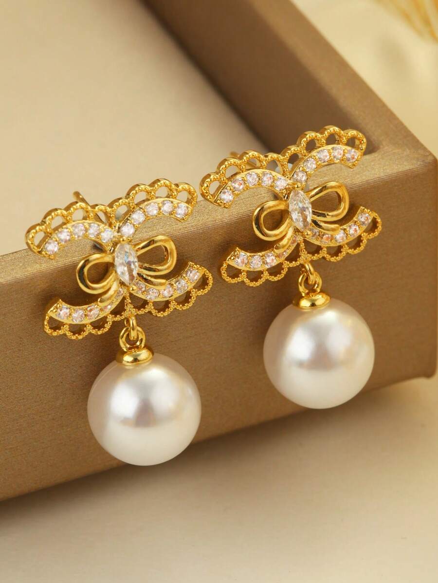 زوج من أقراط الأذن الأنيقة المبسطة ذات الحرف C المزدوج المرصع باللؤلؤ، بنمط الحرف المرصع بالزركونيا، مناسب للهدايا والاستخدام اليومي