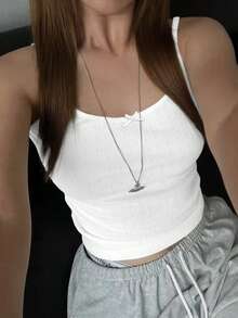 Y2K风格蝴蝶装饰修身露背白色上衣，适合居家、休闲穿着和娱乐，春季/情人节适用。