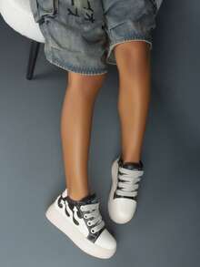 Zapatillas de moda con suela gruesa y plana, botas de tobillo para mujer con puntera redonda, suela gruesa, bordado y diseño de cordones, zapatillas góticas punk rock con llamas - Blanco y Negro - Ver 6