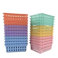 Cesta de armazenamento para sala de aula com 4 peças, pequena cesta organizadora de plástico, bandeja de armazenamento colorida, recipiente para giz de cera, mesa de escritório, gaveta, caixa de armazenamento para casa e escritório, tamanho: 6,1 polegadas (cor aleatória) - Multicolorido - Ver 1