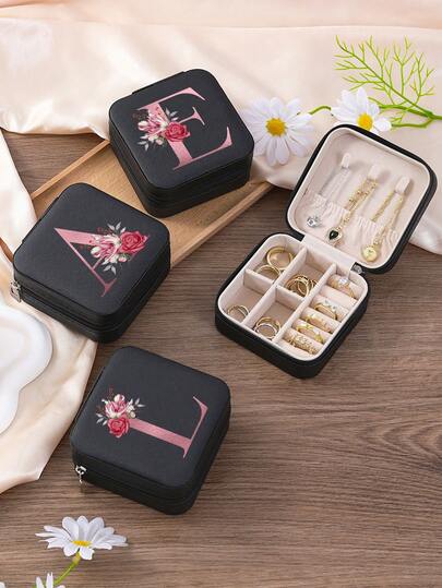1 Pieza Joyero con inicial floral, Caja de joyería de viaje portátil de piel sintética blanca con letra A-Z, Caja de almacenamiento de joyas azul, Caja de joyería portátil mini negra con cremallera, para guardar collares, anillos, colgantes, pulseras, aretes. Caja de empaque de joyas, adecuada para regalos para la madre, regalos de boda, regalos para damas de honor, regalos de aniversario, regalos de Navidad y regalos de boutique para la novia.