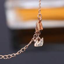 Swarovski 施华洛世奇 SWAN 经典黑天鹅吊坠项链，母亲节、圣诞节、女友、生日礼物，女士时尚项链 - 黑色 - 查看 9