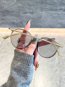 一副波西米亚风优雅时尚防紫外线太阳镜，适合音乐节和街头拍照