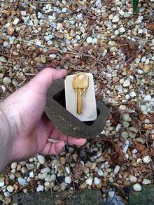 1 Stück kleine simulierte Steinoptik, versteckt den Schlüssel in einem simulierten Felsen/Stein, kann einen Ersatzschlüssel in Standardgröße aufnehmen, geeignet für Landschaften und Höfe, sieht und fühlt sich wie ein echter Stein an - für Gärten oder Außenhöfe