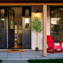 大型人造橄榄树，配有黑色高花盆和仿真苔藓，人造植物，天然木树干和逼真的橄榄，适用于家庭、门廊装饰、客厅家居装饰、庭院装饰、办公室装饰