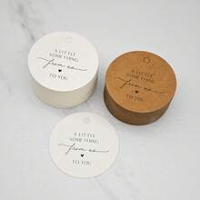 100个印有“我们送给您的小礼物”字样的礼品标签，直径4.5厘米/1.77英寸，圆形，适用于婚礼、派对、活动等场合 | 礼品包装吊牌 - 彩色 - 查看 9