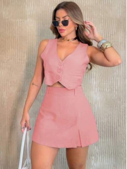 MODA MO, REF: Y480 Conjunto casual feminino de duas peças, elegante e cheio de estilo! O colete frontal com botões adiciona um toque sofisticado, enquanto o shorts com fenda e a saia oferecem um visual moderno e confortável. Perfeito para looks descomplicados e versáteis. Disponível em cor sólida e nos tamanhos P, M e G, esse conjunto é ideal para diversas ocasiões, garantindo um visual impecável e sofisticado. Não perca a chance de investir nessa peça cheia de personalidade!