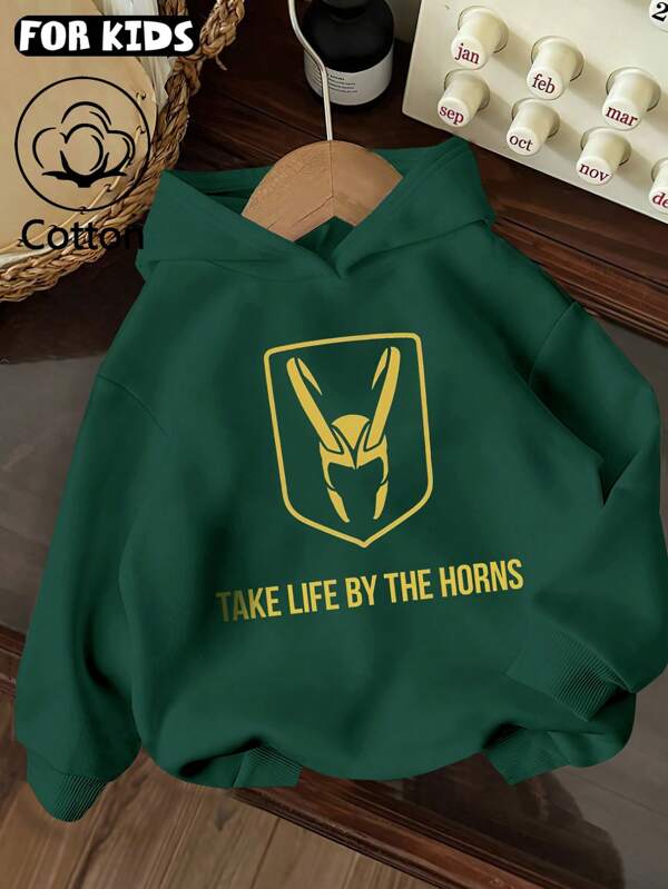 Marvel Haut imprimé avec motif de casque Loki et slogan de lettre, sweat-shirt vert en coton pour garçon, sweat-shirt confortable à épaules tombantes, sweat-shirt décontracté oversize incurvé, sweat à capuche à cordon ample et polyvalent, vêtements décontractés pour enfants de style urbain, coton drapé, haut à manches longues doux et respirant