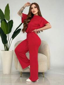 ¡Comodidad y estilo en un solo conjunto! Dale un upgrade a tu outfit con nuestro conjunto de 2 piezas: blusa con resorte + pantalón súper cómodo. Disponible en varios colores, unitalla y XL. ✨ - Rojo - Ver 2