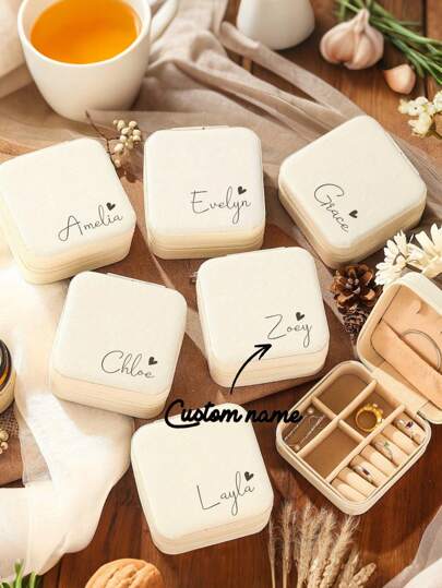 Caixa de Joias Personalizada com Coroa de Flores – Estojo de Viagem Bege Personalizado com Fecho de Zíper e Forro de Tecido, Presente Perfeito para Pedido de Madrinhas ou Lembrança de Casal, Design Elegante | Forro Macio, Presentes de Casamento, Caixas de Joias, Decoração de Natal, Multifuncional, Ornamental, Reutilizável, Requintado, Elegante, Alta Qualidade, Colorido, Moderno, Personalizado, Único, Presente Ideal para Ele, Presente Ideal para Ela, Namorado, Pai, Namorada, Mãe, Família, Amigos, Sala de Chá, Casa, Jardim, Escritório, Aniversários, Dia dos Namorados, Dia das Mães, Aniversários, Dia dos Pais, Formatura, Casamentos, Inauguração de Casa, Caixas e Organizadores de Joias, Renovação de Outono para a Casa