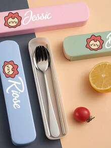 这款定制餐具套装饰有可爱的卡通狮子头图案，包含不锈钢叉子、筷子和勺子，便携设计，不锈钢材质，可重复使用，适合露营、野餐、徒步旅行、旅行、办公室、学校和宿舍等场合，方便携带，多种颜色可选，是学生和老师的理想礼物，也是开学季、假期和教师节的必备之选。 - 多色 - 查看 3