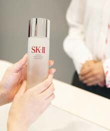 SK-II 资生堂 Essential PITERA™ 面部护理精华液，7.7 液体盎司 - 無色 - 查看 3