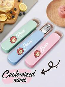 这款定制餐具套装饰有可爱的卡通狮子头图案，包含不锈钢叉子、筷子和勺子，便携设计，不锈钢材质，可重复使用，适合露营、野餐、徒步旅行、旅行、办公室、学校和宿舍等场合，方便携带，多种颜色可选，是学生和老师的理想礼物，也是开学季、假期和教师节的必备之选。 - 多色 - 查看 1