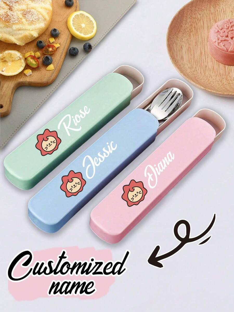 这款定制餐具套装饰有可爱的卡通狮子头图案，包含不锈钢叉子、筷子和勺子，便携设计，不锈钢材质，可重复使用，适合露营、野餐、徒步旅行、旅行、办公室、学校和宿舍等场合，方便携带，多种颜色可选，是学生和老师的理想礼物，也是开学季、假期和教师节的必备之选。 - 多色 - 查看 1