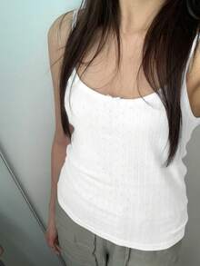 Y2K风格蝴蝶装饰修身露背白色上衣，适合居家、休闲穿着和娱乐，春季/情人节适用。