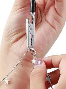 1pc Hand Chain Bracelet Clasp Holder, Bracelet Accessory Wearing Assist Tool, Multi-Functional Bracelet Clip, Easy To Wear Without Help, Compact And Convenient, Bracelet Wearing Tool