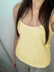 Y2K风格蝴蝶装饰露背奶油黄短款上衣，适合居家、休闲穿着，是春季和情人节的理想之选。