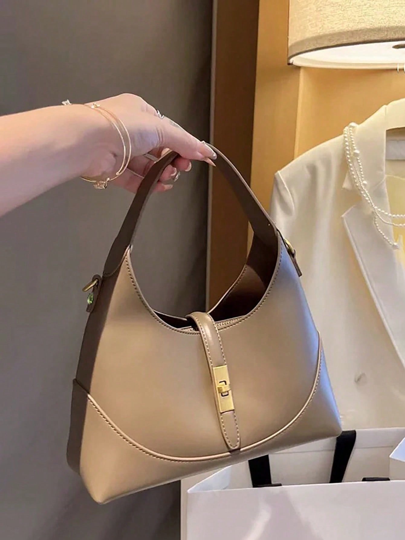 حقيبة ذات تصميم فريد بتصميع ألوان متباينة، حقيبة ك...