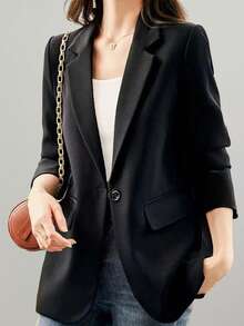 Blazer negro clásico para mujer para primavera y otoño. Presenta un cierre de un solo botón y una abertura en el bajo de la espalda. Una vez puesto, irradia elegancia en todas partes. Esta blusa casual, diseñada especialmente para mujeres, es adecuada para diversas ocasiones como salidas diarias, cenas de boda, viajes al trabajo, reuniones, etc. También se puede usar como ropa de fiesta y es adecuada para las cuatro estaciones.