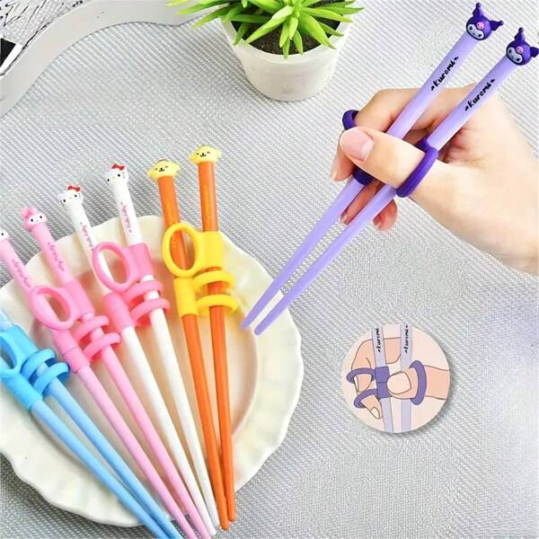 Sanrio 2 pezzi Nuovi Bastoncini per imparare a usare le bacchette con design melodico di Kuromi di Sanrio, aggiungono un tocco di fascino alla tua collezione di stoviglie