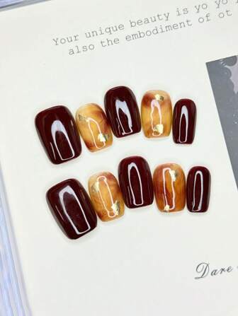 10 件短方形按压指甲，以勃艮第和琥珀渐变为主色，饰有金箔复古精致风格，100% 手工制作可重复使用按压丙烯酸指甲，适用于日常通勤、复古派对和约会场景美甲用品
