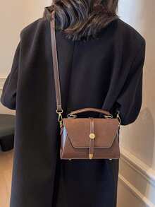 Túi đeo chéo vuông kiểu dáng cổ điển mới, khóa kim loại trang trí, dây đeo điều chỉnh được, màu nâu cà phê, thiết kế nắp gập, phù hợp cho các hoạt động thể thao ngoài trời, đi làm, mua sắm, đi học, du lịch ngắn ngày. - Cà phê nâu - Xem 6