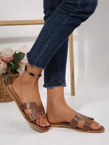 صنادل نسائية مسطحة مزينة بالمعدن، للارتداء بدون ربط، مانعة للانزلاق للاستخدام الداخلي والخارجي، للشاطئ - بني - مشاهدة 6