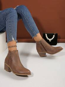 Botines cortos de mujer talla grande para otoño 2025, estilo clásico americano occidental, versátil, para ir al trabajo, de cuero, color marrón sólido, con diseño calado, tacón grueso, tacón medio, cremallera lateral, botines de tobillo