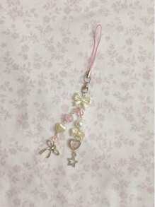 1条创意珍珠蝴蝶结粉色手机挂绳/相机背带。注意：由于拍摄角度和放大倍数不同，实际尺寸可能与照片略有差异。