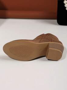 Botines cortos de mujer talla grande para otoño 2025, estilo clásico americano occidental, versátil, para ir al trabajo, de cuero, color marrón sólido, con diseño calado, tacón grueso, tacón medio, cremallera lateral, botines de tobillo