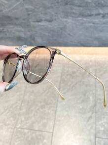 一副波西米亚风优雅时尚防紫外线太阳镜，适合音乐节和街头拍照